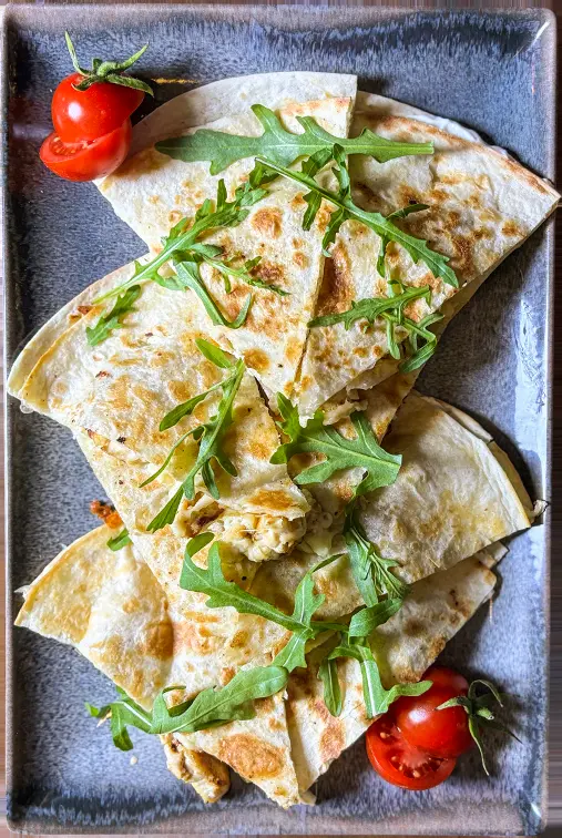 Pilece belo meso sa 3 vrste sira u tortilji